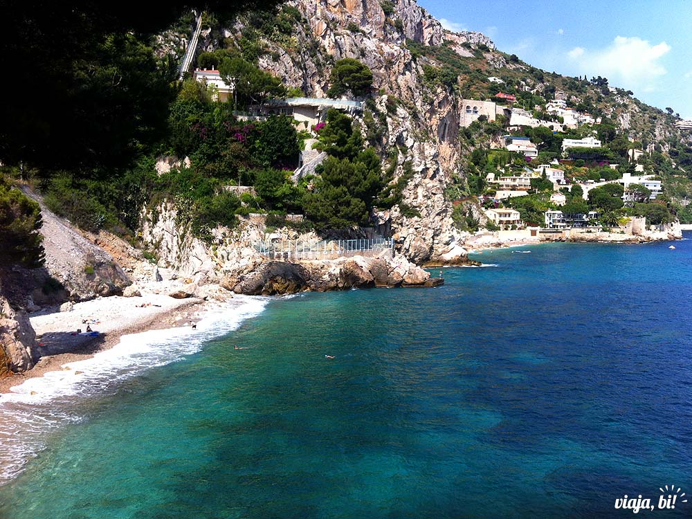 A entrada da praia de nudismo gay na França, St. Laurent d'Eze, à esquerda