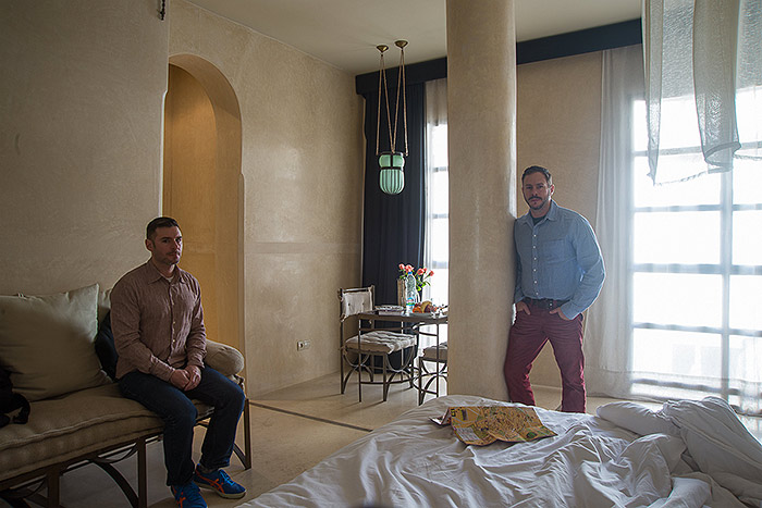 Hotel Room Portraits: Richard e Seth em hotel no Marrocos, em 2014