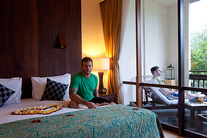Hotel Room Portraits: Coração de pétalas de rosas na cama, na Indonésia, em 2011
