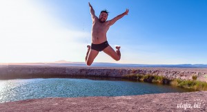 Atacama Gay: Rafa pulando nos Ojos del Salar, no Deserto do Atacama, no Chile - Foto: Juan Maureira