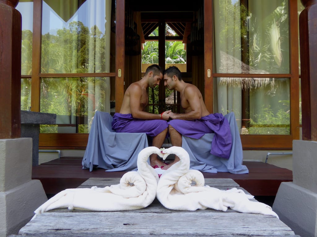 Nomadic Boys em um ritual romântico em Langkawi, na Malásia - 4 motivos pra casais gays viajarem pra Ásia