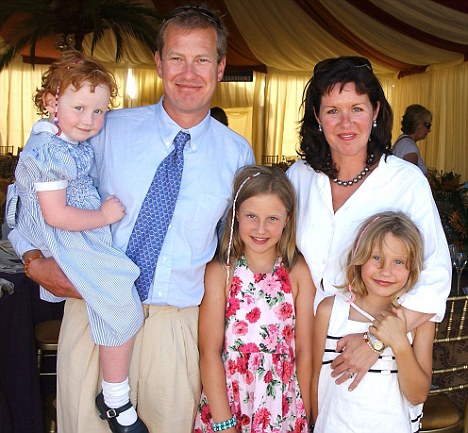 Lord Ivar Mountbatten com sua ex-esposa Penelope e seus filhos Luli, Ella e Alix - Foto: ©Desmond O'Neill Features