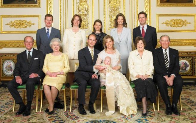 Lord Ivar Mountbatten (primeiro no topo à esquerda) em foto oficial com a Rainha Elizabeth II - Foto: Lichfield / Getty Images