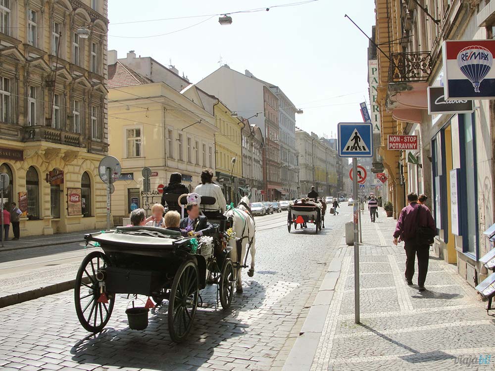 Roteiro em Praga de 3 dias: carruagem pós-casamento passeando por Praga