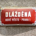 Roteiro em Praga de 3 dias: placa de rua escrita em tcheco