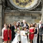 Fotos pro álbum de casamento na Praça do Relógio Astronômico são comuns em Praga