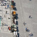 Carruagens que levam turistas pra dar uma volta na Praça do Relógio Astronômico, em Praga