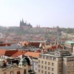 No horizonte, o Castelo de Praga