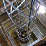 Por dentro da torre do Relógio Astronômico de Praga, dá para descer e subir de rampa ou nesse elevador circular, no meio