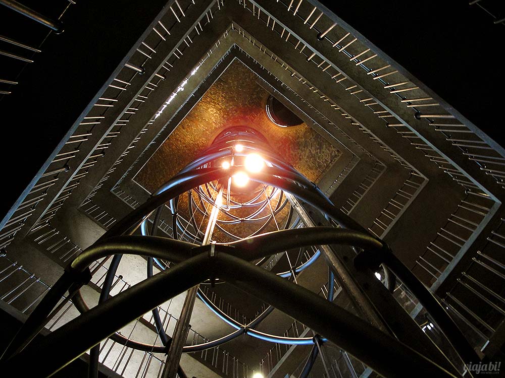 Por dentro da torre do Relógio Astronômico de Praga, dá para descer e subir de rampa ou nesse elevador circular, no meio