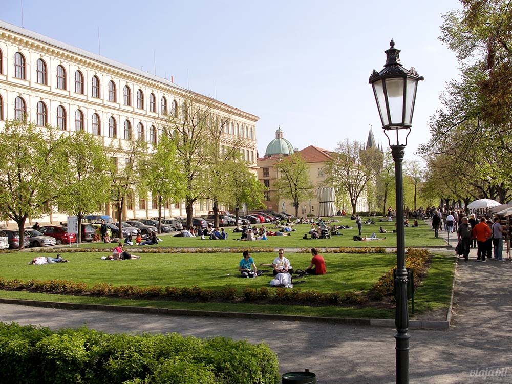 Em Praga, como em toda Europa, as pessoas se jogam na grama a qualquer sinal de sol