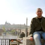 Roteiro em Praga de 3 dias: beira do rio Vltava, com o Castelo de Praga ao fundo