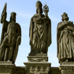 Famosas estátuas da Charles Bridge, a ponte turística de Praga