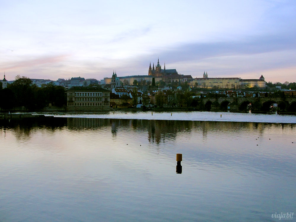 Roteiro em Praga de 3 dias: rio Vltava ao anoitecer