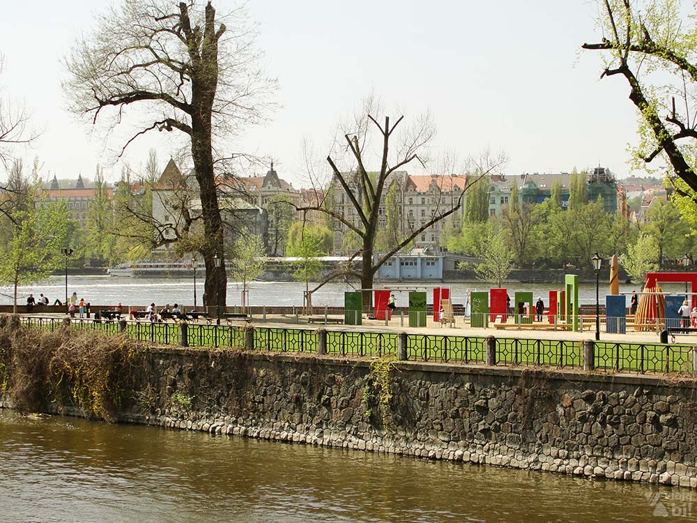 Vista do rio Moldava (Vltava, em tcheco), o rio que cruza a cidade de Praga, na República Tcheca