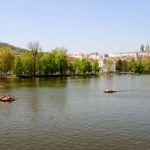 Vista do rio Moldava (Vltava, em tcheco), o rio que cruza a cidade de Praga, na República Tcheca