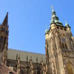 Torres da igreja que fica no Distrito do Castelo de Praga