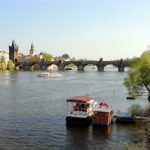 Charles Bridge e rio Moldava (Vltava, em tcheco), o rio que cruza a cidade de Praga, na República Tcheca