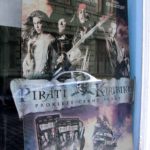 Pôster do filme Piratas do Caribe em tcheco, em Praga