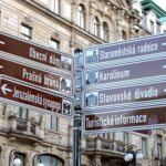 Placas em tcheco, em Praga, na República Tcheca, consegue se achar?