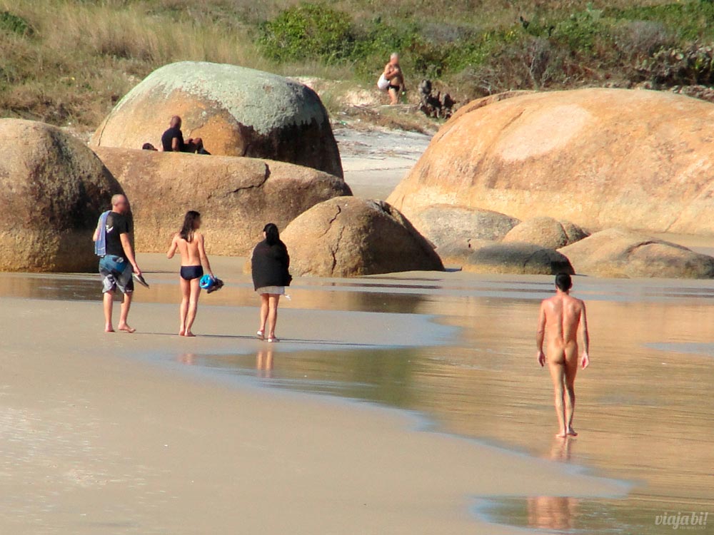 Praias de Florianópolis: Praia da Galheta, uma praia nudista, onde é opcional ficar pelado
