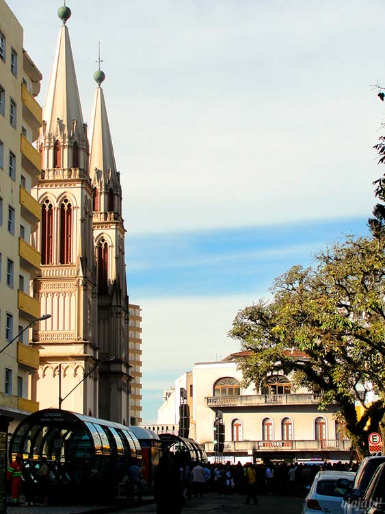 Igreja da Praça Tiradentes e a estação do tubo