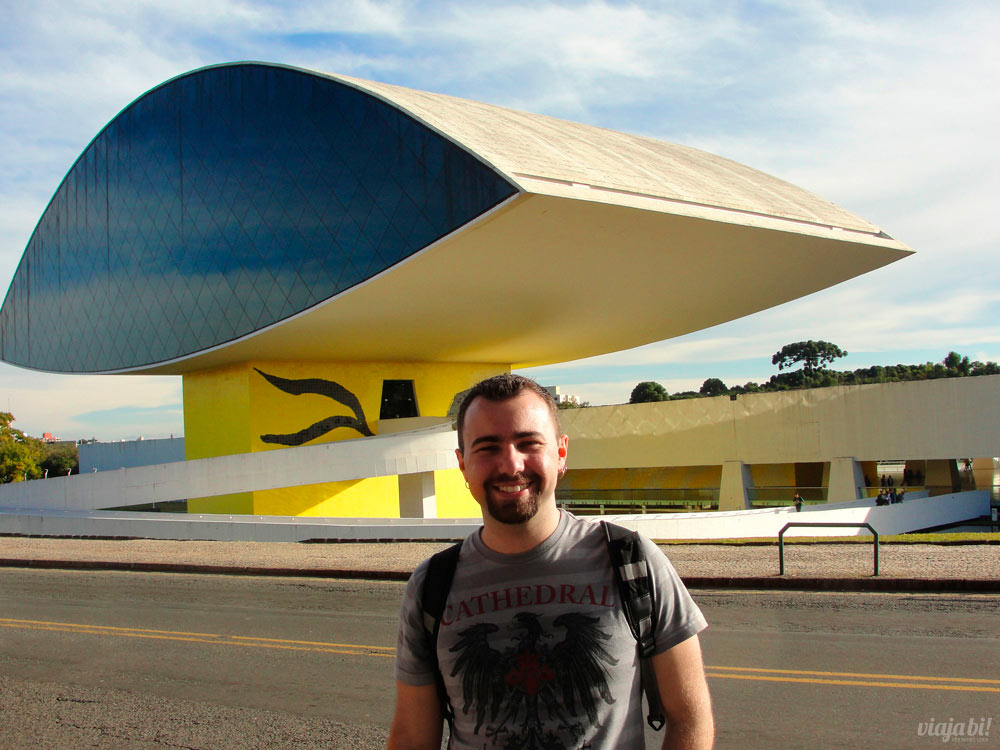 Museu Oscar Niemeyer (MON), também conhecido como Museu do Olho