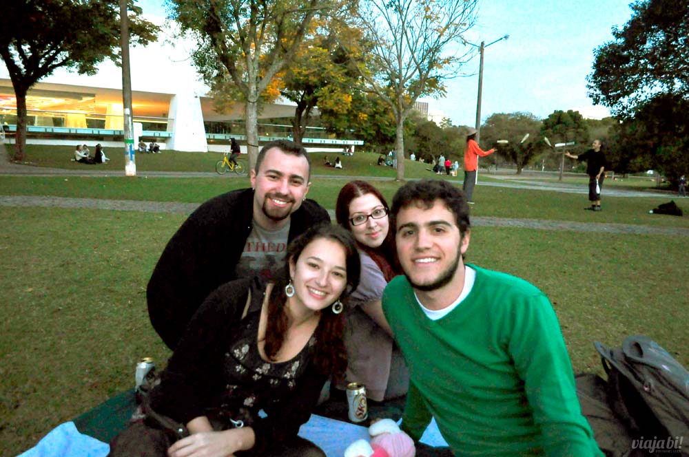 Eu, Natasha, Bruna e João no Parcão, atrás do MON