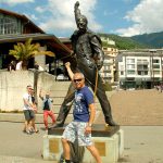 Ruben posou com a estátua do Freddie Mercury à beira do lago de Montreux, na Suíça