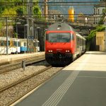 Trem chegando na estação de Chillon, na Suíça