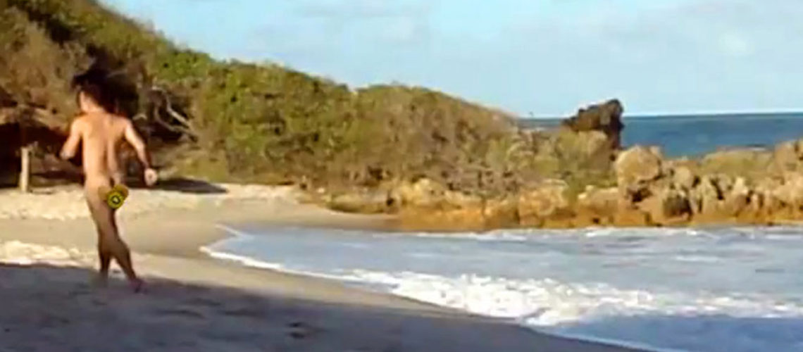 Correndo pelado na praia de nudismo de Tambaba, na Paraíba