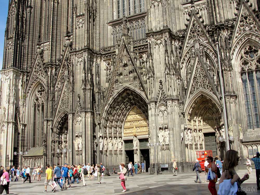 Colônia a pé: olha só a proporção das pessoas em comparação à Catedral Kölner Dom