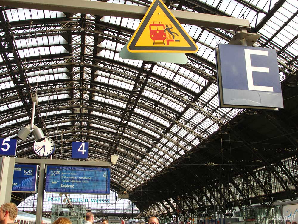 Sinalizações da Köln Hauptbahnhof, a estação central de Colônia