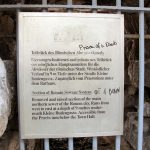 Colônia a pé: detalhe da placa identificando uma seção do esgoto da época romana