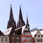 Colônia a pé: a catedral Kölner Dom, vista atrás dos pequenos prédios
