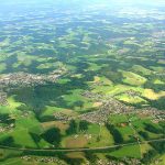 Vista do avião ao deixar Colônia, Alemanha, rumo a Praga, República Tcheca
