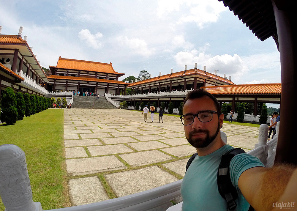 Selfie com o pátio interno do Templo Zu Lai ao fundo