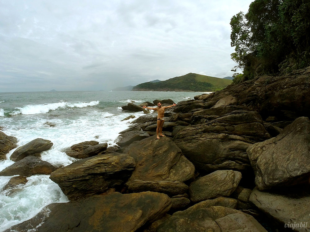 Nas pedras de um dos cantos da praia de Toque Toque Pequeno, em São Sebastião