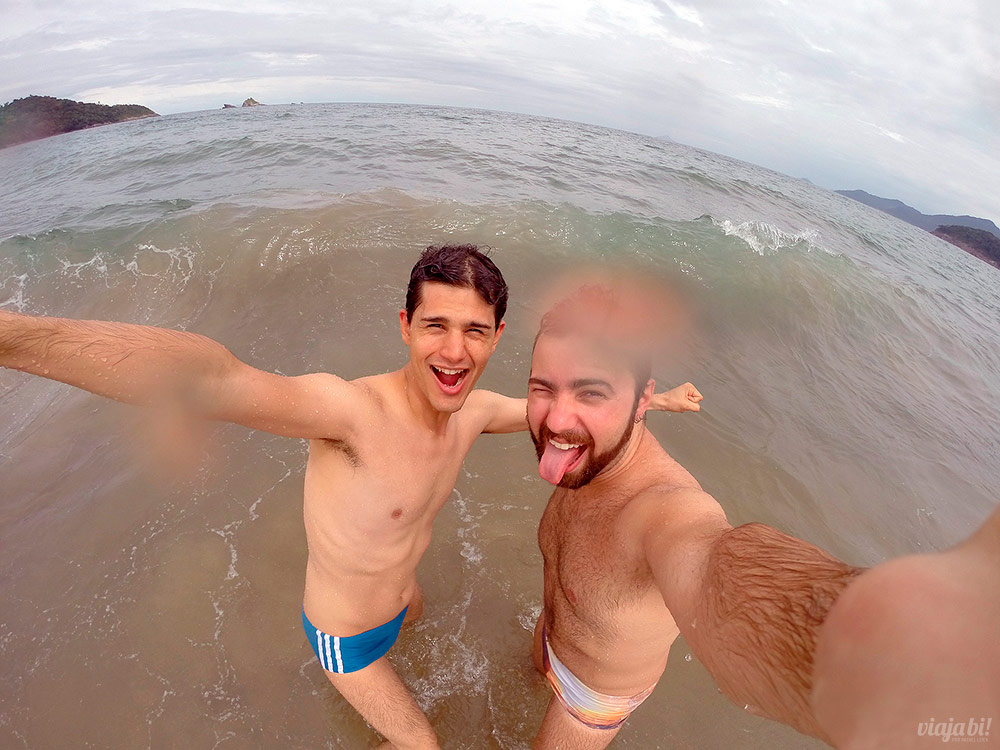 Eu e o Emerson bem felizes na praia de Toque Toque Pequeno, em São Sebastião
