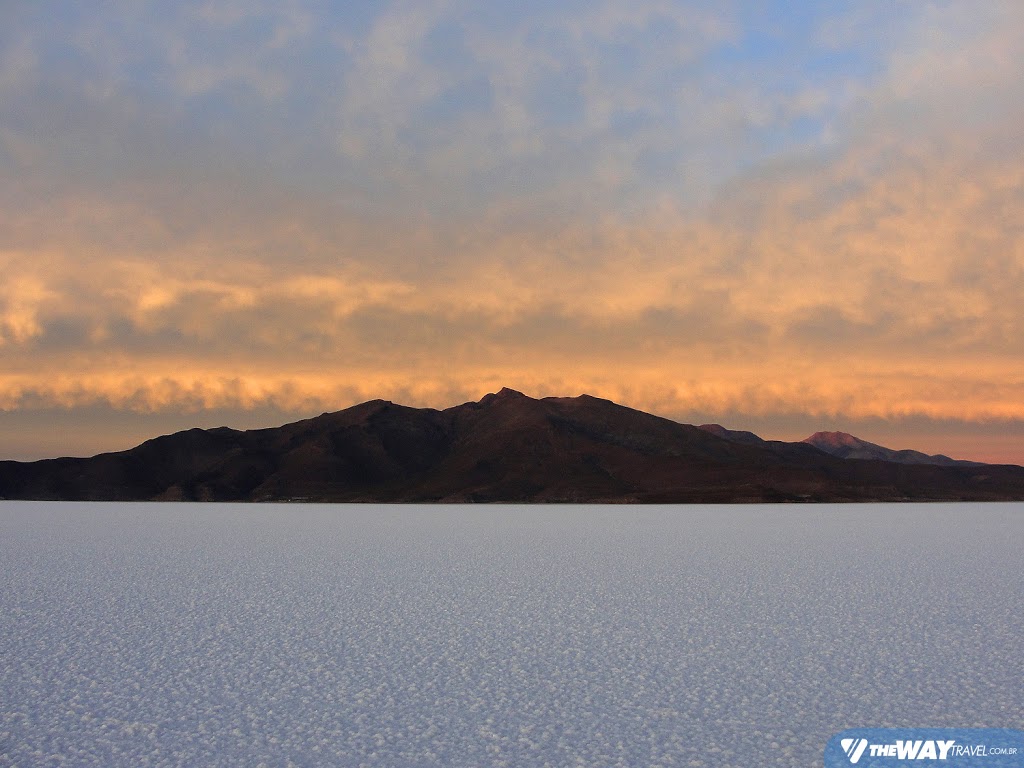 O lado contrário de onde o sol nasce tem uma montanha, quase que na entrada do Salar de Uyuni
