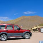 Carro da Ayllu Expediciones, de San Pedro de Atacama, parado no povoado Machuca, no Chile