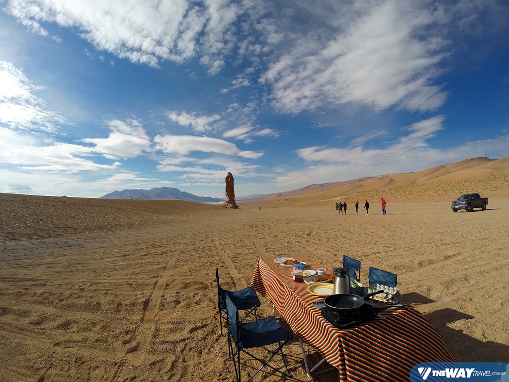 Cenário feio esse que a Ayllu Expediciones, de San Pedro de Atacama, arranjou pra tomarmos café-da-manhã, né?