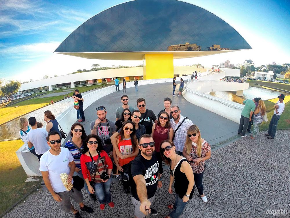 Conhecendo Curitiba: selfie grupal no Museu Oscar Niemeyer (MON), o Museu do Olho