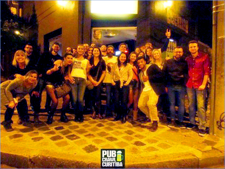 Galera na frente do Dom Corleone, o 2º bar do Pub Crawl Curitiba, na foto oficial