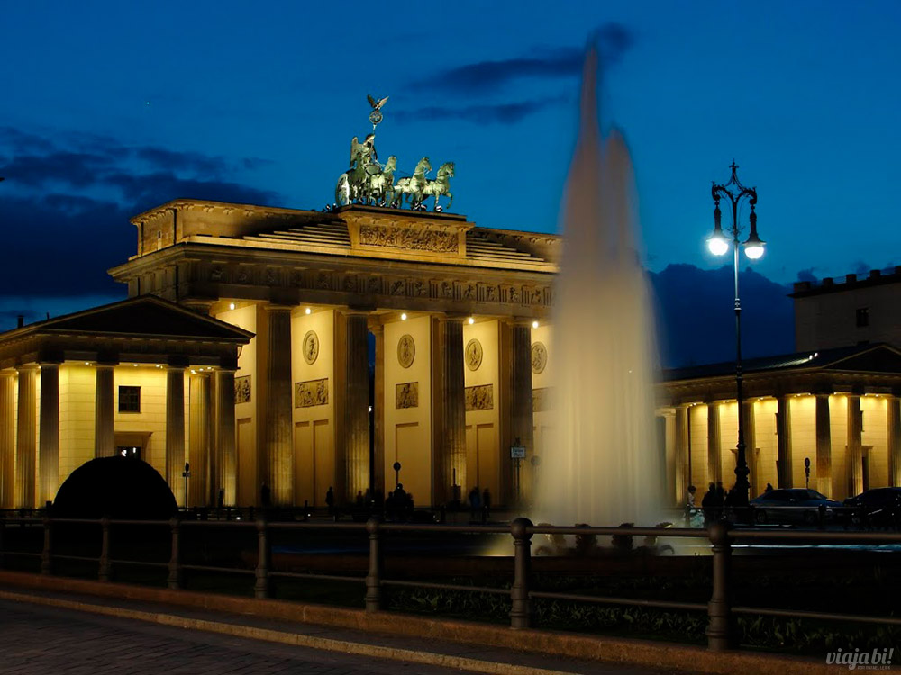 Nesse mochilão pela Europa passamos pelos Portões de Brademburgo à noite, em Berlim