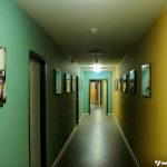 Hostel em Frankfurt: Corredor dos dormitórios, repleto de quadros com figuras humanas