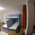 Hostel em Frankfurt: Dormitório com varanda, com janela pra rua