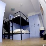 Hostel em Frankfurt: Camas e armários do dormitório com 10 camas