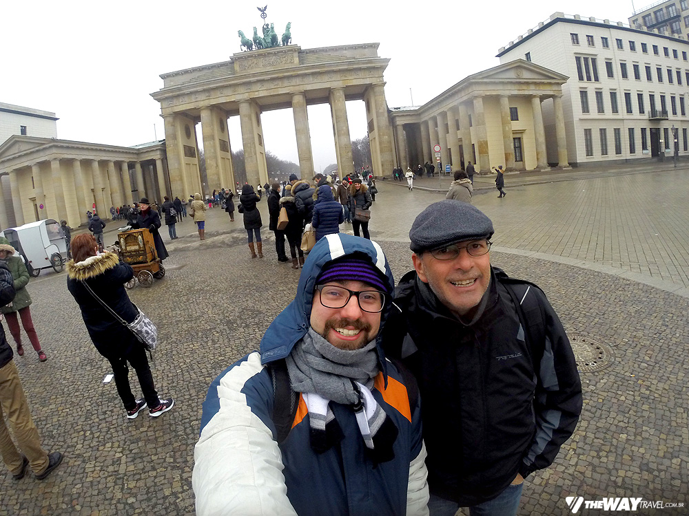 Ônibus turístico em Berlim: eu e meu pai em frente ao Portão de Brandemburgo, será que tava frio?