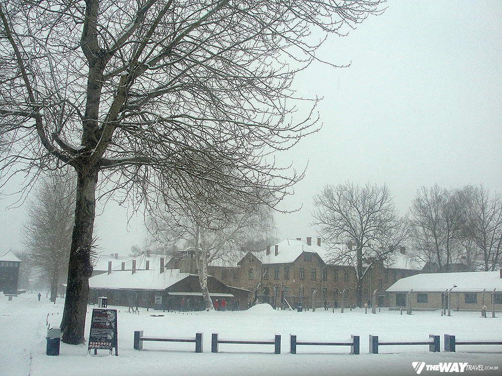 A neve deixa a paisagem do Campo de Concentração de Auschwitz ainda mais bucólica